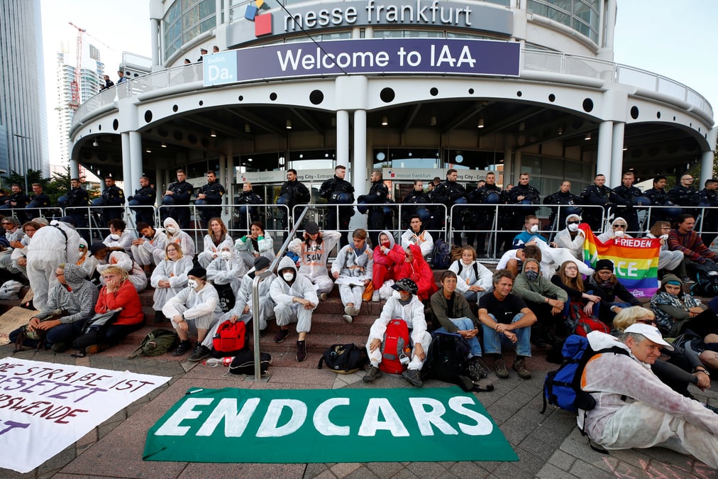 "la fete est finie", lancent des militants du climat au salon de l'auto de francfort