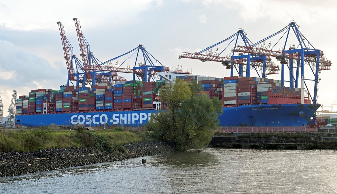 Un cargo de la compagnie maritime chinoise cosco dans le port de hambourg