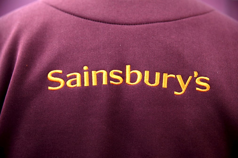 Le logo de sainsbury's sur un uniforme