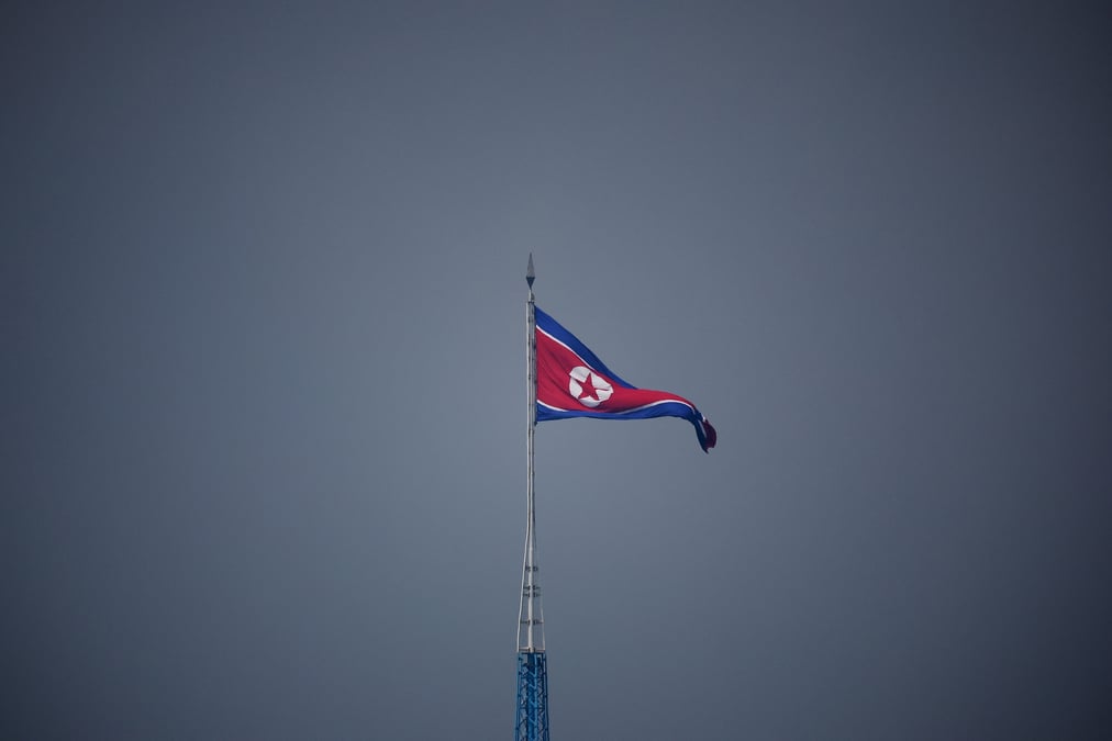 Un drapeau nord-coreen dans la zone demilitarisee de la peninsule coreenne