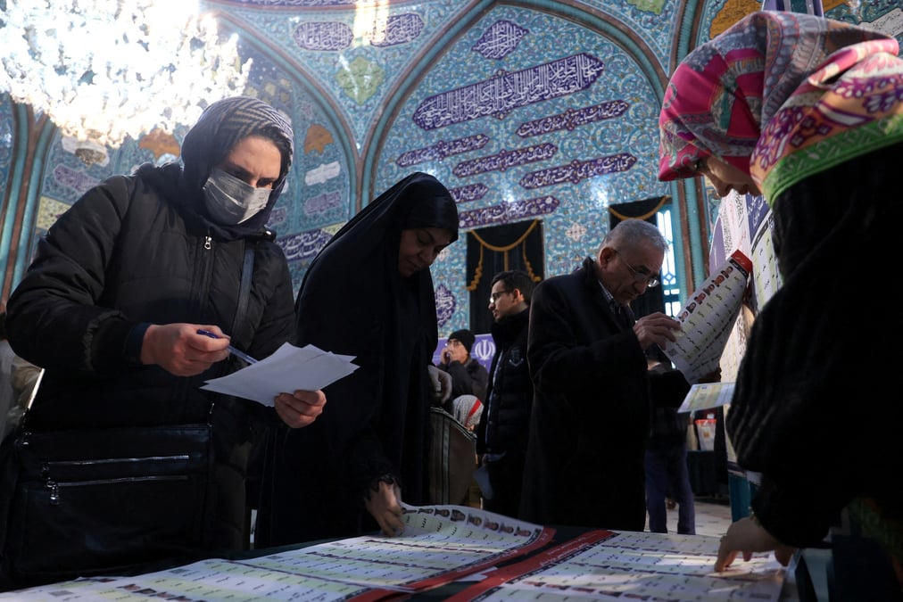 Des iraniens votent lors des elections parlementaires dans un bureau de vote a teheran