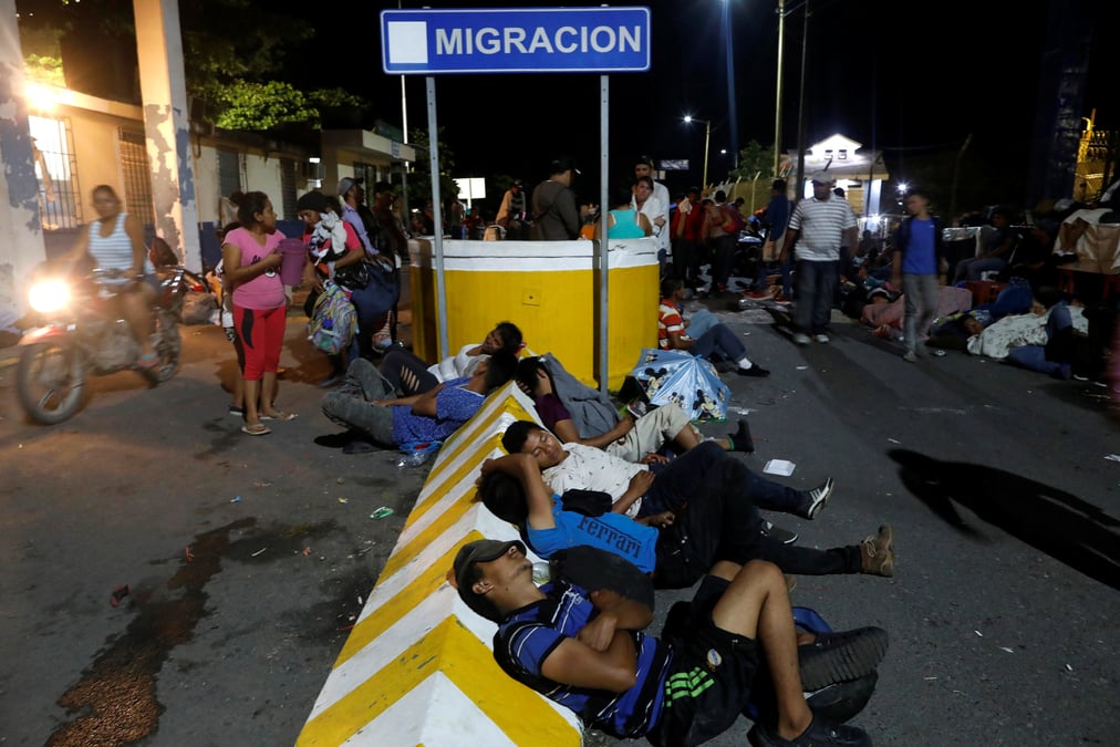 Des migrants honduriens presses de ne pas se rendre aux etats-unis