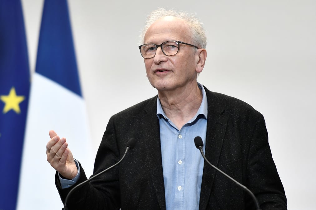Coronavirus: la france pourrait renouer avec une forme de normalite d'ici l'ete ou l'automne, declare fischer
