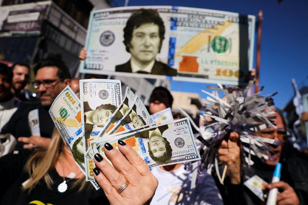 Cette annonce du FMI intervient un mois après l'investiture de Javier Milei, nouveau président argentin ultralibéral et aux idées d'extrême droite.