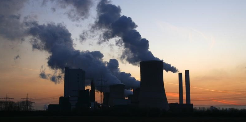 Pour réduire les émissions mondiales, L'ONU Climat plaide pour la sortie des énergies fossiles, l’accélération dans les renouvelables et le déblocage de mécanismes financiers pour la transition et le développement.