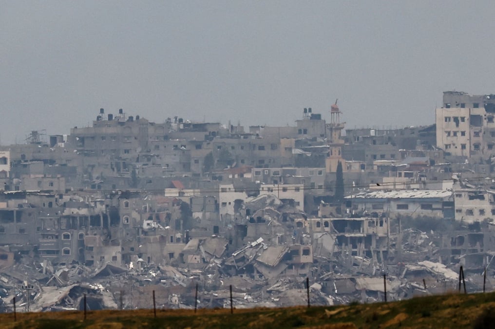 Des batiments detruits gisent en ruine dans la bande de gaza, vus depuis le sud d'israel