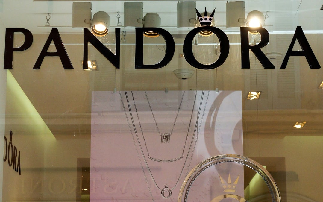 Le logo de pandora dans une bijouterie du centre de rome
