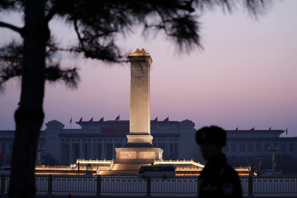 La Chine « adhérera à la bonne direction de la mondialisation économique, pratiquera un véritable multilatéralisme et s’efforcera d’être une force de stabilité et de certitude », a affirmé Li Qiang dimanche.