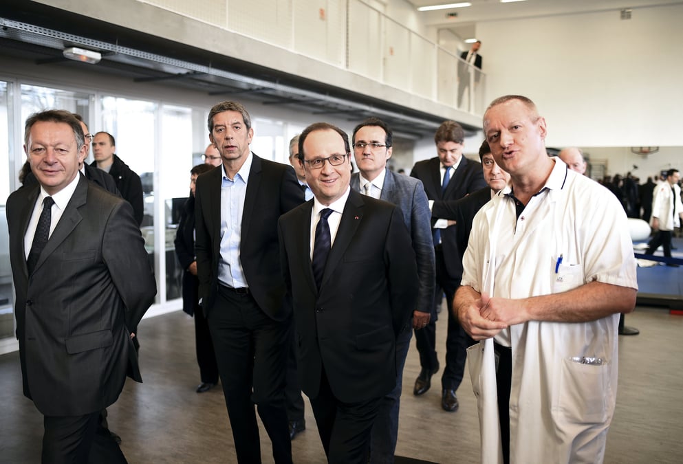 Hollande voit dans l'euro une forme de reponse a la haine