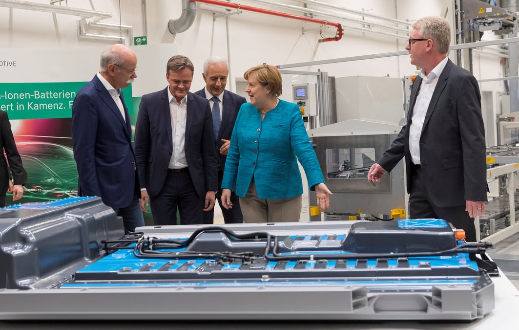 Merkel presse l'automobile allemande d'investir dans l'electrique