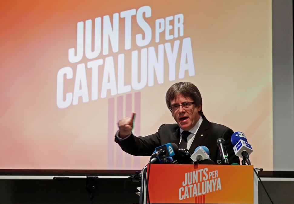 Pro et anti-independantistes catalans au coude-a-coude