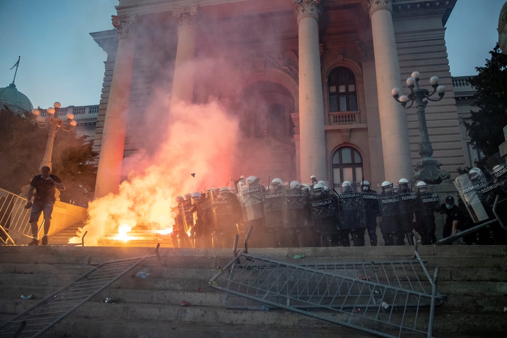 Coronavirus: la serbie renonce a reconfiner belgrade apres des manifestations