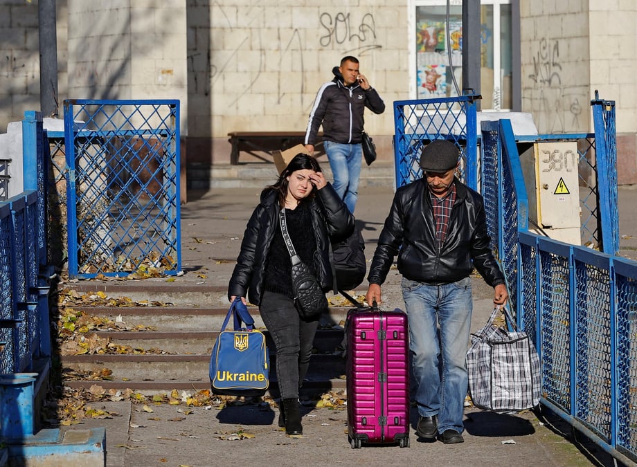 Des civils embarquent sur un ferry lors de l'evacuation de kherson