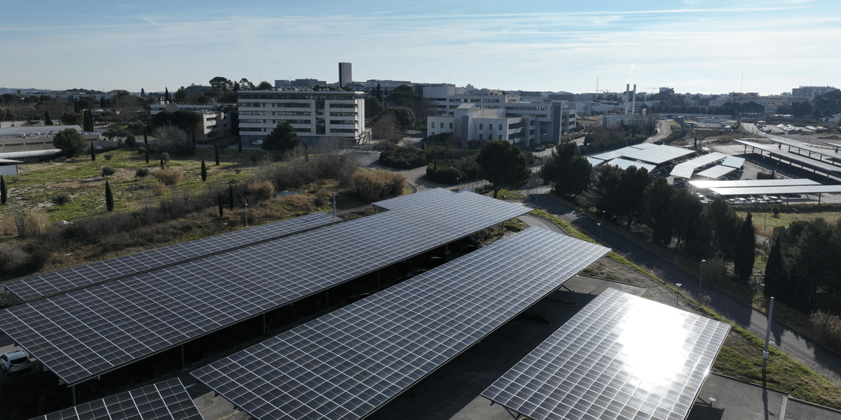 Le site montpelliérain de Sanofi est désormais équipé de 3,3 hectares d'ombrières de panneaux photovoltaïques qui couvriront 17,5% des besoins en électricité du site.