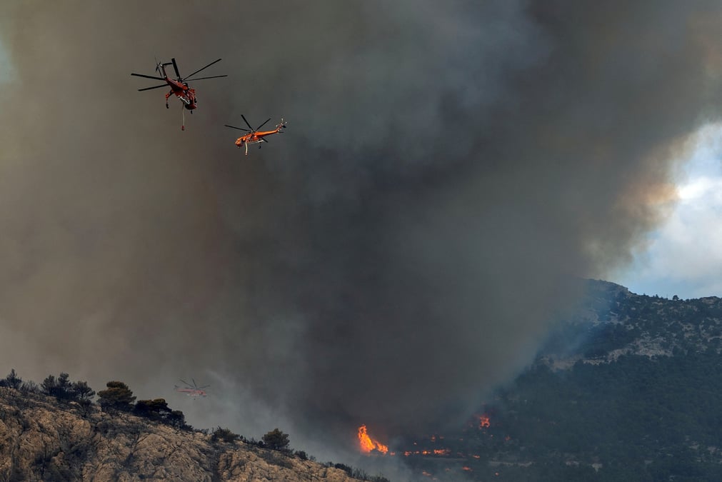 Un incendie de foret fait rage pres d’athenes