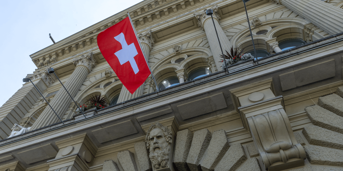 Le drapeau suisse, sur la facade du parlement a berne