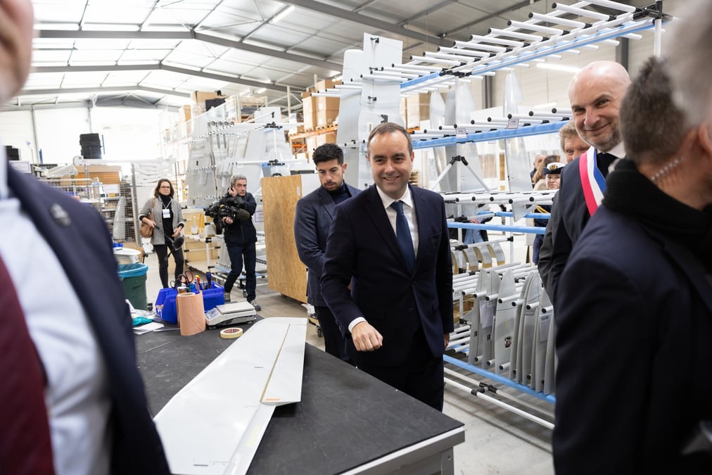 Sébastien Lecornu s'est rendu chez le fabricant de drones Delair ce 29 février pour annoncer de nouvelles commandes d'armement en faveur de l'Ukraine.