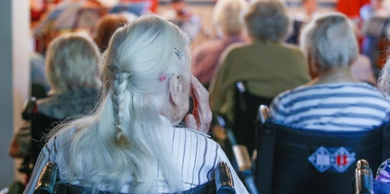 Les aidants déclarent subir davantage de conséquences si le lien avec la personne aidée est proche (conjoints ou enfants), si la personne aidée présente des troubles cognitifs et s’ils cohabitent avec elle.