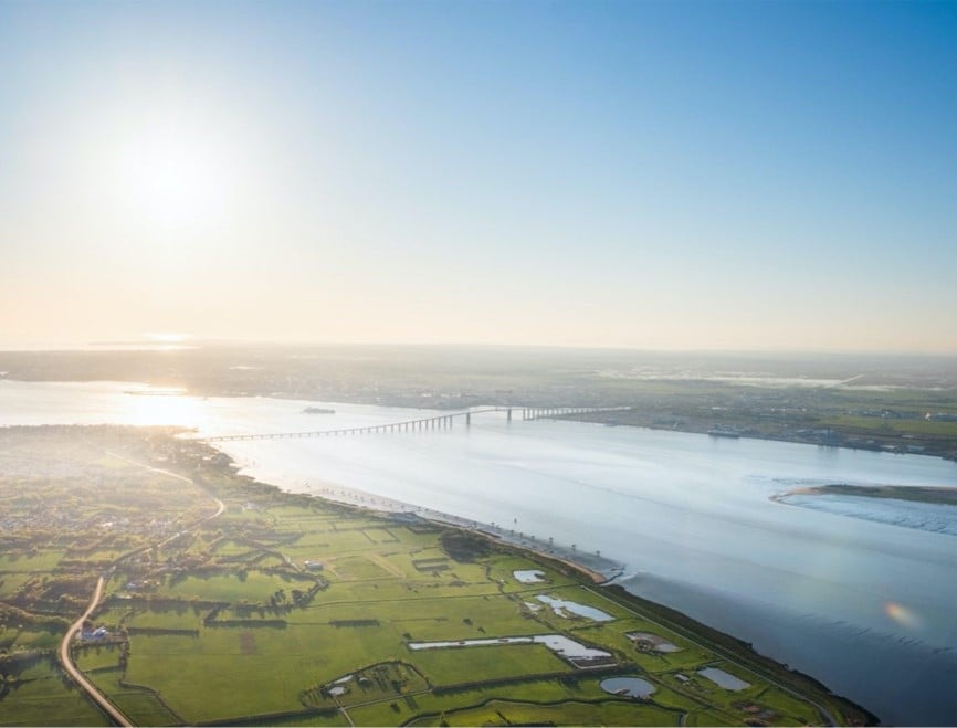Le bassin Loire-Bretagne couvre 155.000 kilomètres carrés, soit 28% du territoire métropolitain, avec 2.600 kilomètres de côtes. Il concerne plus de 7.000 communes, 336 communautés de communes, 36 départements et près de 13 millions d’habitants.