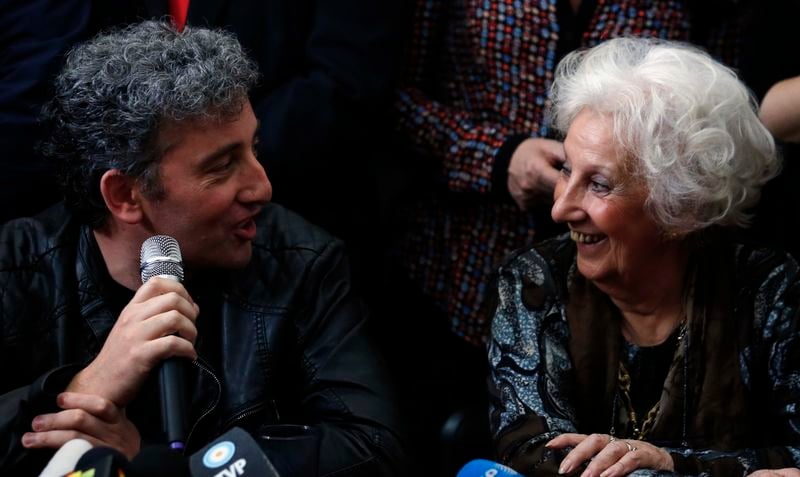 Arraché par la junte à sa mère, un Argentin retrouve sa famille
