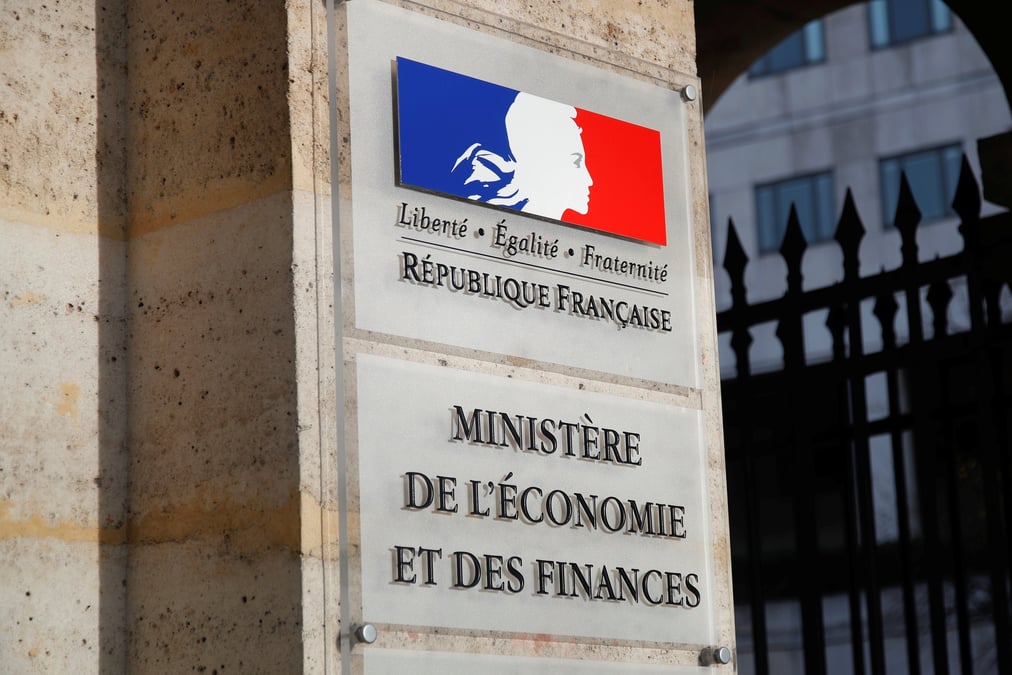 France: des depots petroliers bloques, reunion lundi a bercy
