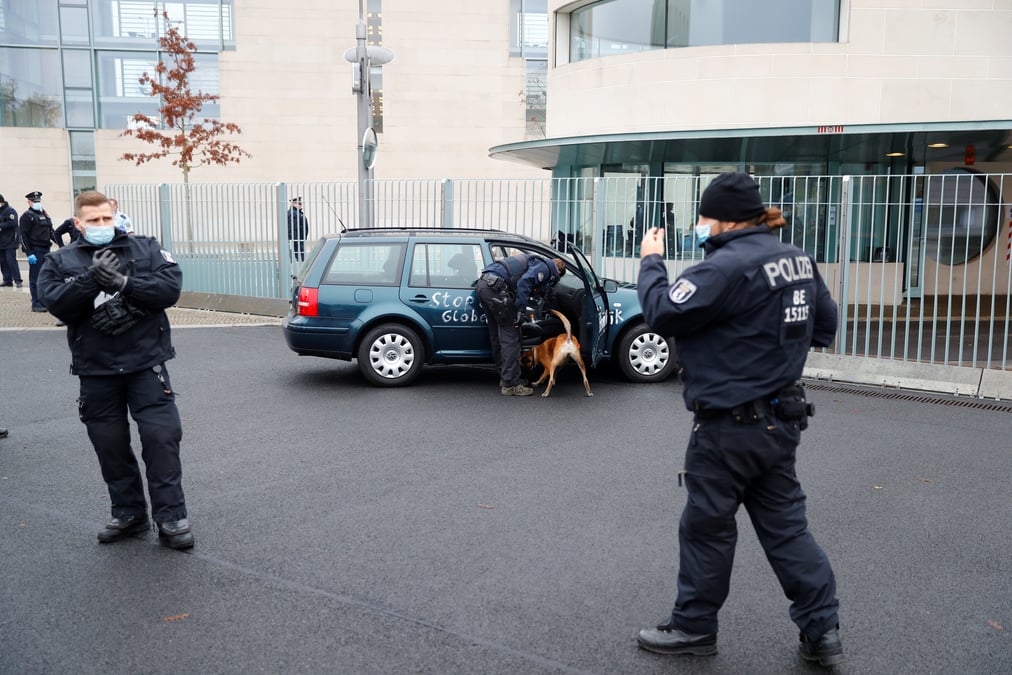 Une voiture percute la grille d'entree de la chancellerie allemande a berlin