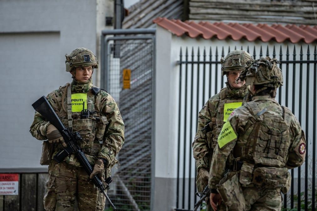 Des agents de police pres de l'ambassade d'israel a copenhague, apres deux explosions