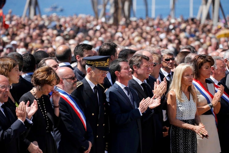 Manuel valls hue a nice lors de l'hommage aux victimes