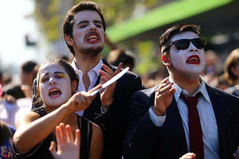 Les etudiants manifestent contre la reforme de l'enseignement