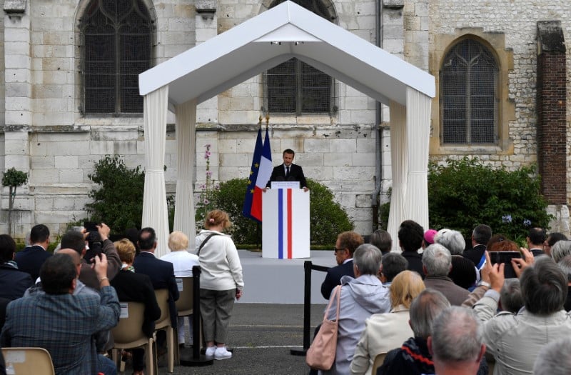 Macron salue l'esprit de "pardon" un an apres la mort du pere hamel