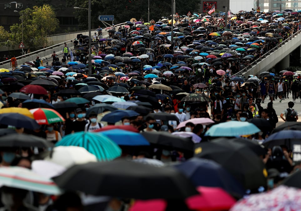 Des milliers de manifestants devant le consulat britannique a hong kong