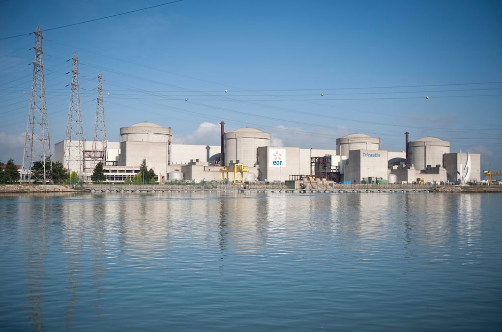La centrale nucléaire de Tricastin (Drôme) compte quatre réacteurs fonctionnant en circuit ouvert. EDF travaille, à la demande de l'Etat, sur un projet de conversion de la centrale en circuit fermé, via la construction de nouvelles tours aéroréfrigérantes afin de rejeter de la vapeur et ainsi réduire les prélèvements en eau et les rejets thermiques.