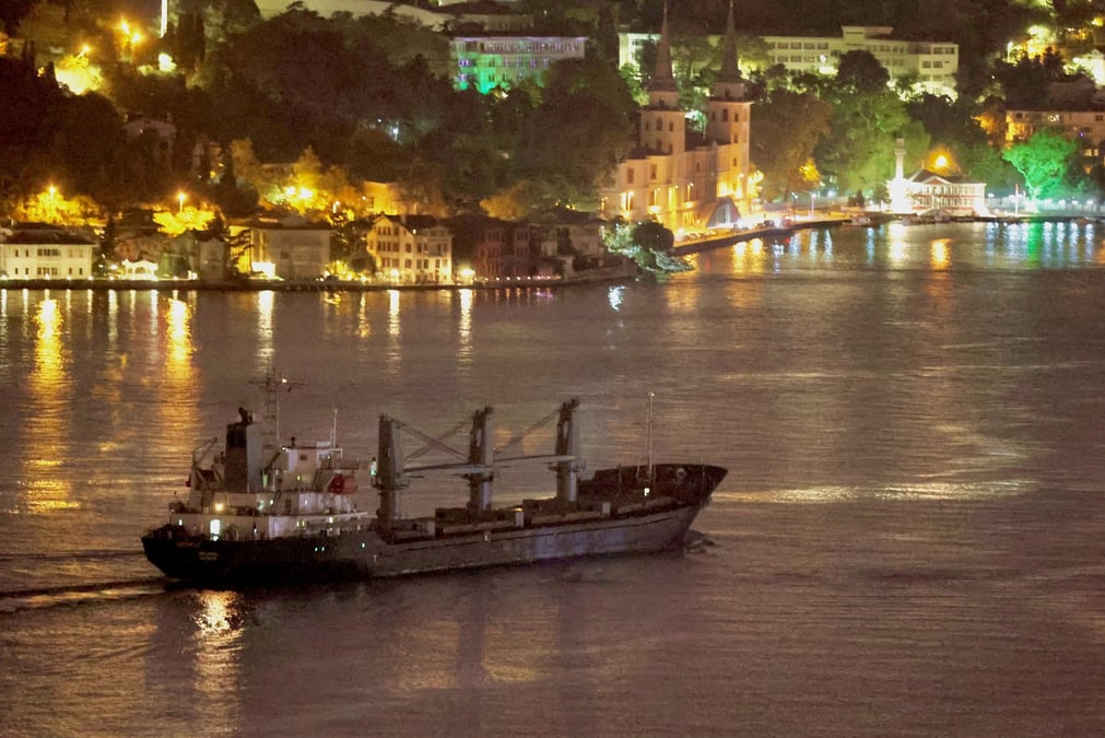 Le cargo aroyat, transportant des cereales ukrainiennes, traverse le bosphore a istanbul, en turquie