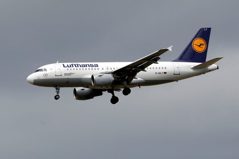 Photo d'archives: un avion airbus a319 de lufthansa atterrit a l'aeroport international charles de gaulle a roissy, pres de paris