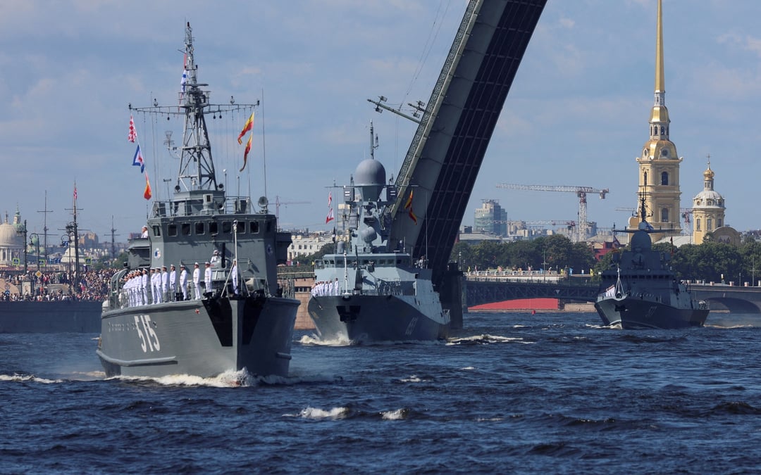 Le dragueur de mines russe pavel khenov et les corvettes lance-missiles uglich et sovetsk naviguent sur la neva lors du defile naval de la journee de la marine a saint-petersbourg