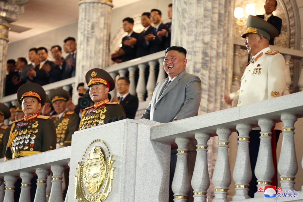La coree du nord devoile un nouveau missile intercontinental lors d'un defile