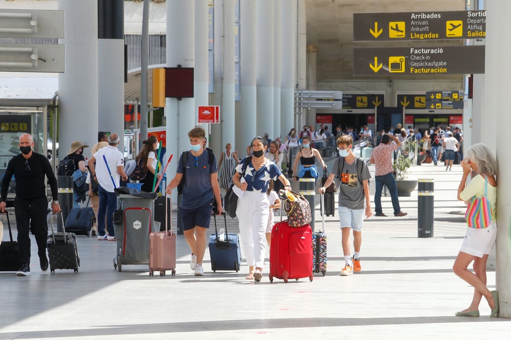 Le royaume-uni pourrait durcir les regles de voyage vers l'espagne, the times