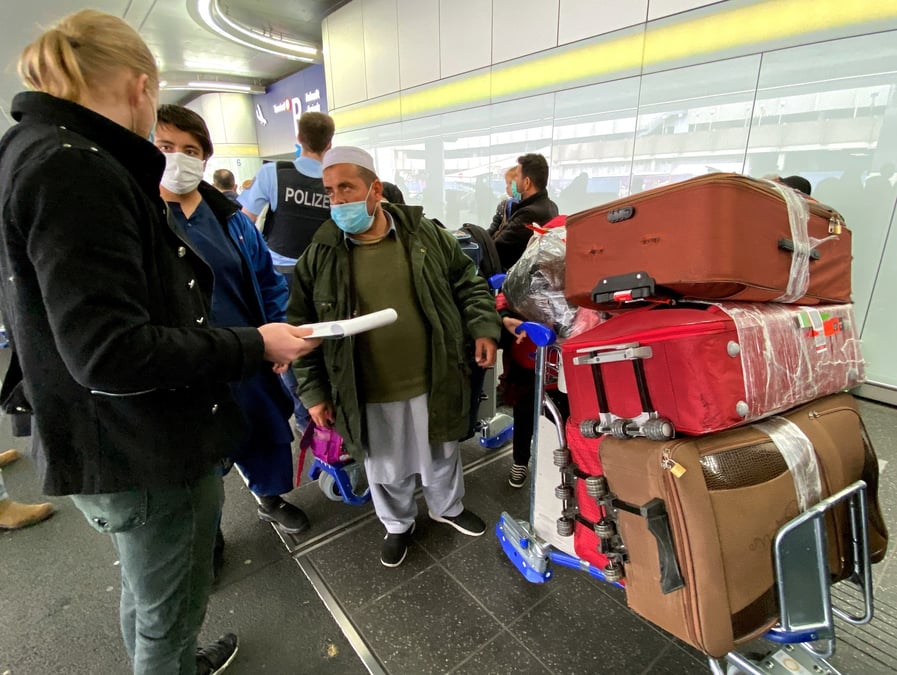 Un groupe d'afghans arrive a l'aeroport de francfort, en allemagne
