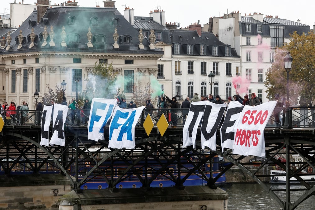 Une action contre la coupe du monde de la fifa au qatar, a paris