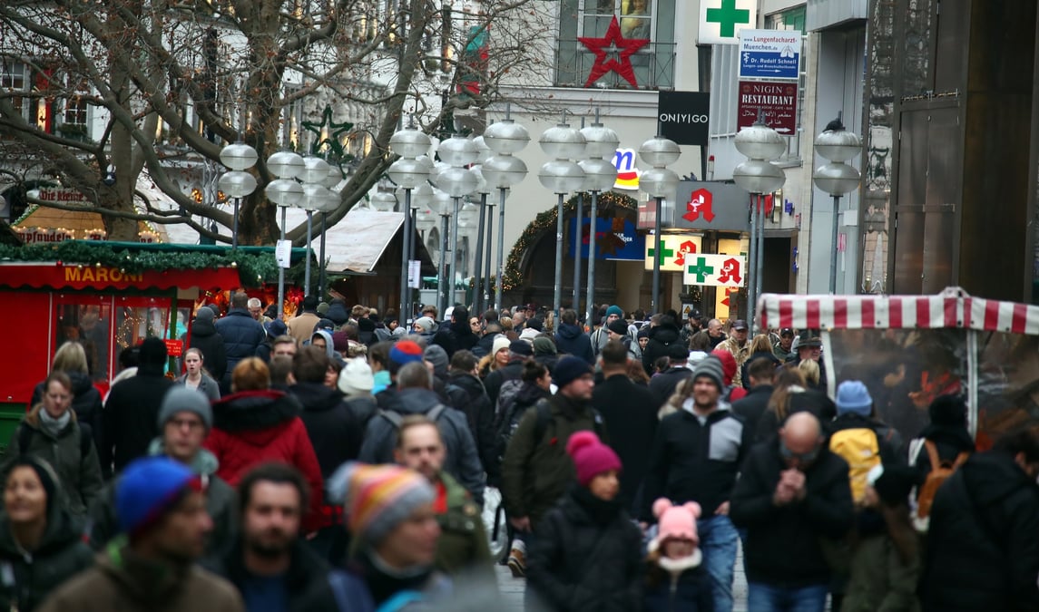 Des personnes se promenent dans la principale rue commerciale de munich avant les celebrations de noel