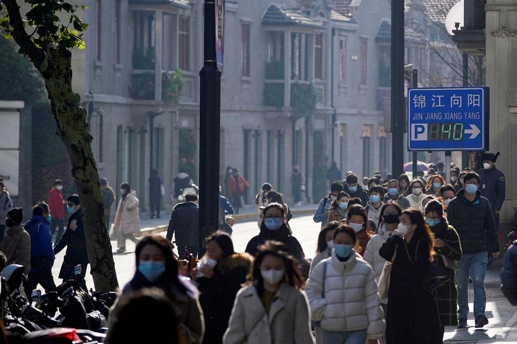 Photo d'archives des gens personnes qui marchent dans une rue a shanghai