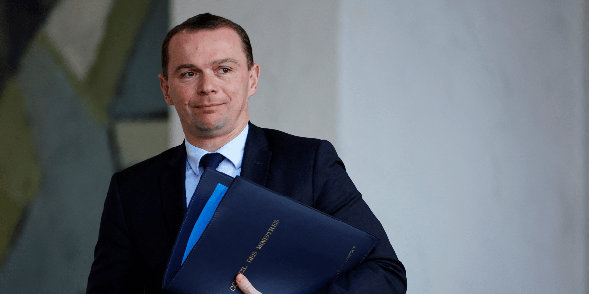 Le ministre du travail olivier dussopt quittant l'elysee