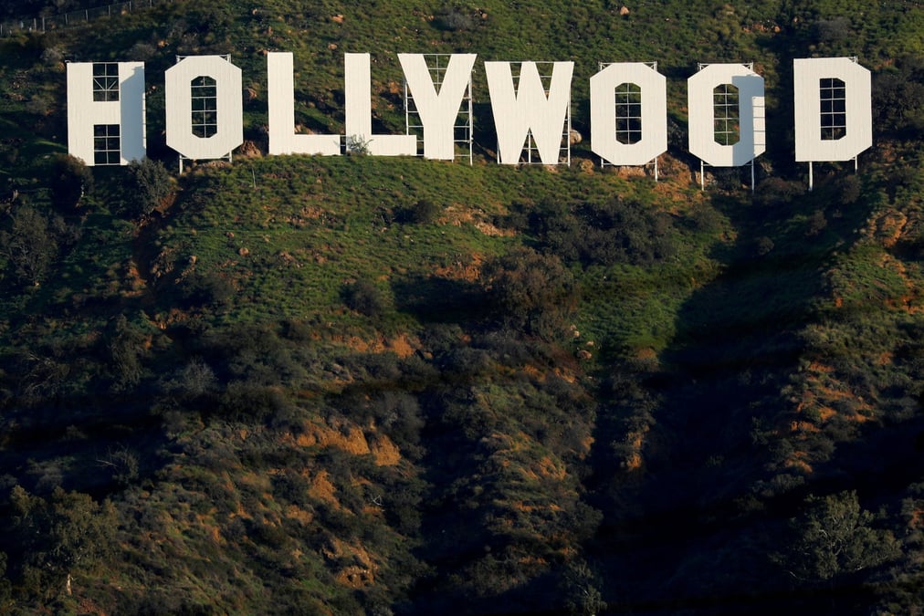 L'emblematique panneau hollywood sur une colline au-dessus d'un quartier de los angeles