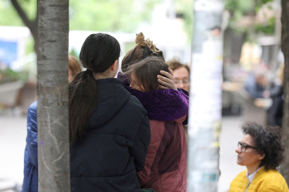 Des personnes reagissent a la fusillade dans une ecole de belgrade, en serbie