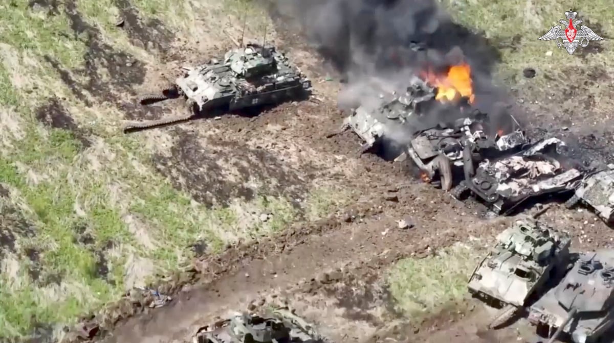 Image d'archives tiree d'une video des vehicules blindes detruits appartenants aux forces armees ukrainiennes