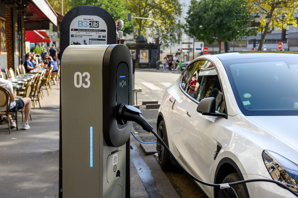 Les acheteurs s'inquiètent d'autonomie limitée et de réseaux de recharge encore parfois insuffisants.
