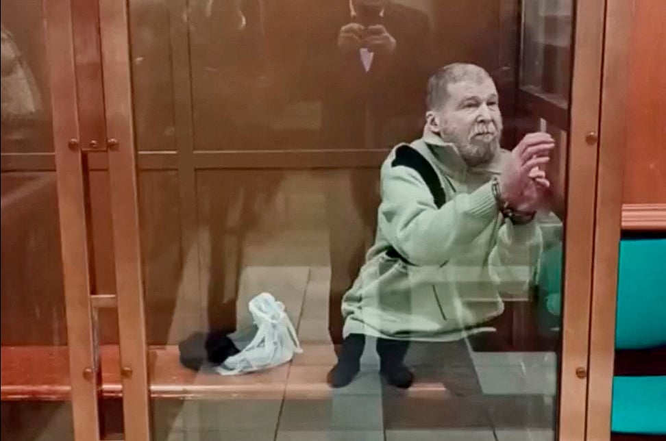 Stephen hubbard, accuse d'avoir combattu en tant que mercenaire pour l'ukraine, comparait devant un tribunal a moscou