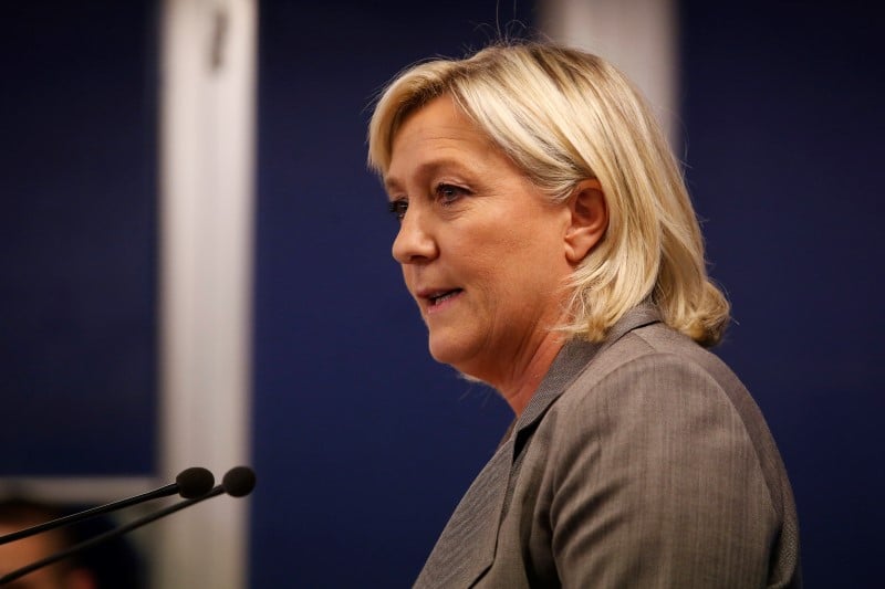 Marine le pen exprime son profond desaccord apres les propos de son pere sur les chambres a gaz