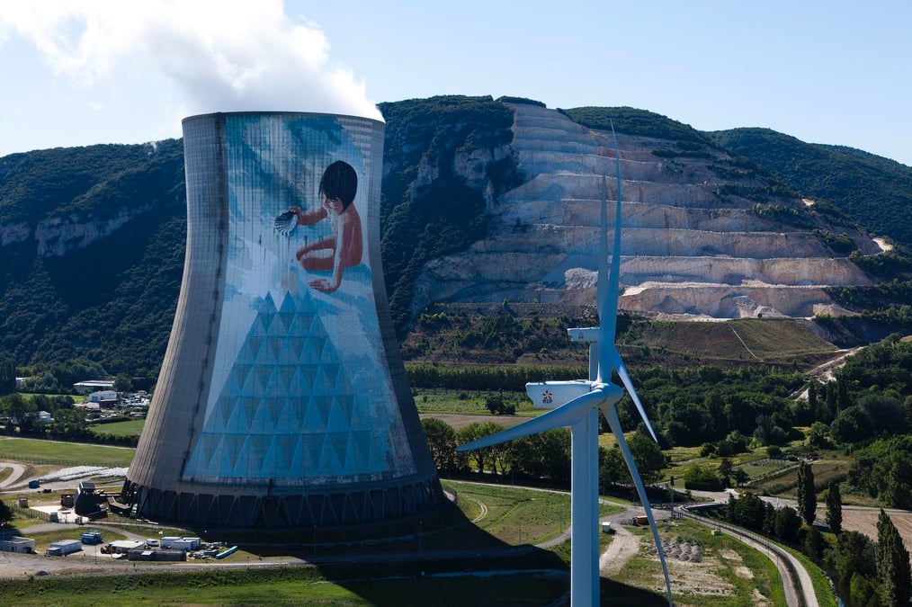 La centrale nucléaire de Cruas-Meysse, reconnaissable notamment par sa fresque, compte deux réacteurs en Ardèche.