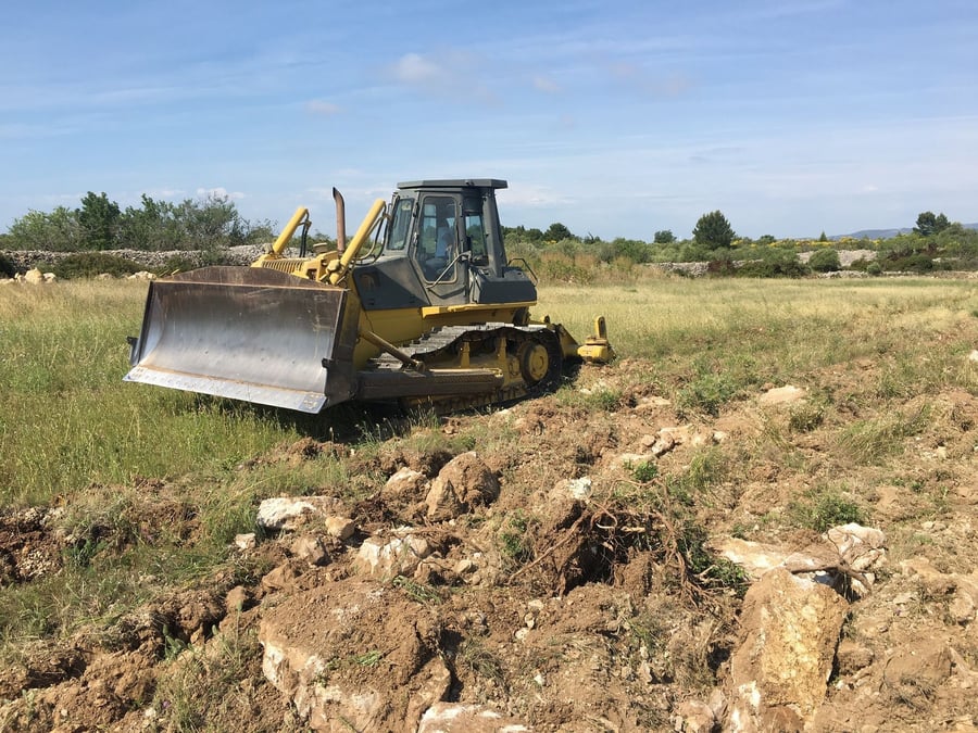Sur le plateau de Leucate, la cave coopérative des Vignerons de Cap Leucate a pu arracher 10 ha de terres à la friche et les remettre en culture au profit de six adhérents-coopérateurs.